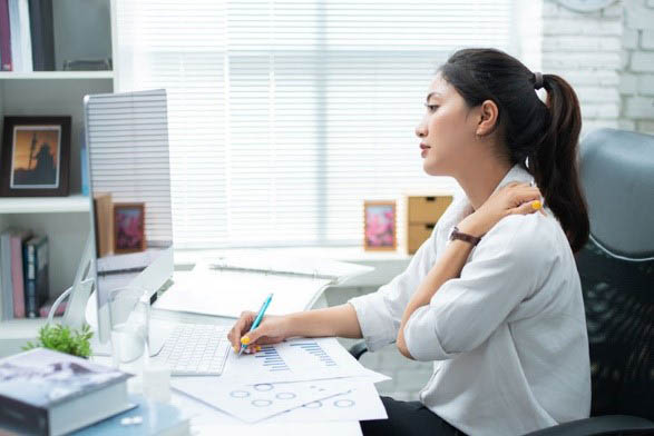 lady-at-desk-with-neck-pain